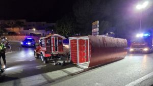 Despliegue de servicios de emergencia en la calle Santo Cristo de Cártama tras el vuelco del vagón del tren turístico durante la Ruta de la Tapa