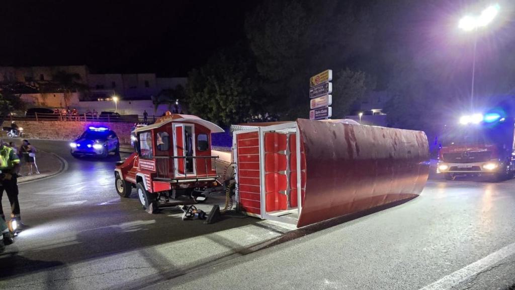 Despliegue de servicios de emergencia en la calle Santo Cristo de Cártama tras el vuelco del vagón del tren turístico durante la Ruta de la Tapa