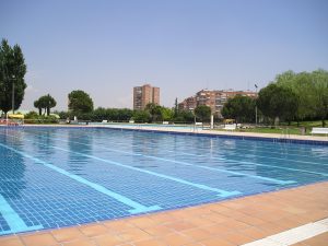 Piscina municipal al aire libre, imagen de referencia de una instalación pública de baño