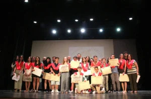 Alumnos de la XVII Promoción de la Escuela Municipal de Música 'Carlos Álvarez' durante su graduación en el Teatro Municipal Carthima de Cártama