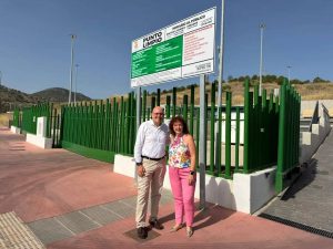 El alcalde de Cártama, Jorge Gallardo, y la concejala de Medio Ambiente, Toñi Sánchez, junto al cartel del Punto Limpio del Polígono El Cerro.