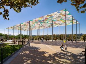 Diseño de la futura remodelación de la Plaza Santo Cristo de Cártama, con toldos multicolor y nuevas zonas verdes
