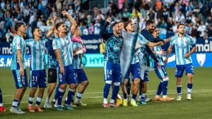 Los jugadores del Málaga CF celebran el ascenso a Primera División tras vencer al Almería