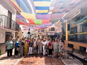 Toldo de croché de colores tejido a mano cubriendo una calle del casco antiguo de Alhaurín de la Torre
