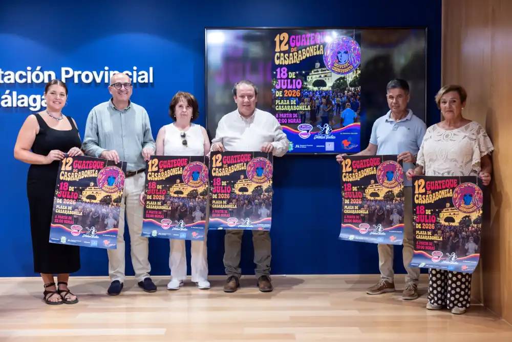 Asistentes bailando y vestidos con ropa retro en una edición anterior del Guateque de Casarabonela