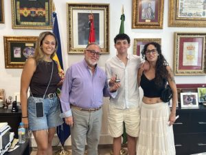 El alcalde de Alhaurín de la Torre, Joaquín Villanova, recibe en el Ayuntamiento a Marco de la Hoz, concursante de La Voz Kids