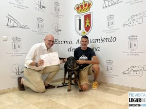 Rafa Porras y su perra Malla en el acto de homenaje en el Ayuntamiento de Cártama