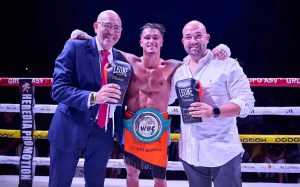 Samuel Molina 'La Esencia' celebra su victoria y el título WBC Internacional Silver del peso wélter en la velada de boxeo de Cártama