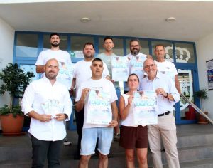Ambiente del 'Finde en Blanco' en Estación de Cártama, con vecinos y hosteleros vestidos de blanco