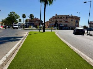 Trabajos de embellecimiento con césped artificial en una rotonda de Cártama