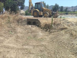 Trabajos de limpieza y acondicionamiento del arroyo a su paso por Nueva Aljaima, en Cártama