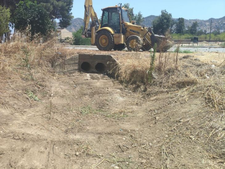 Trabajos de limpieza y acondicionamiento del arroyo a su paso por Nueva Aljaima, en Cártama