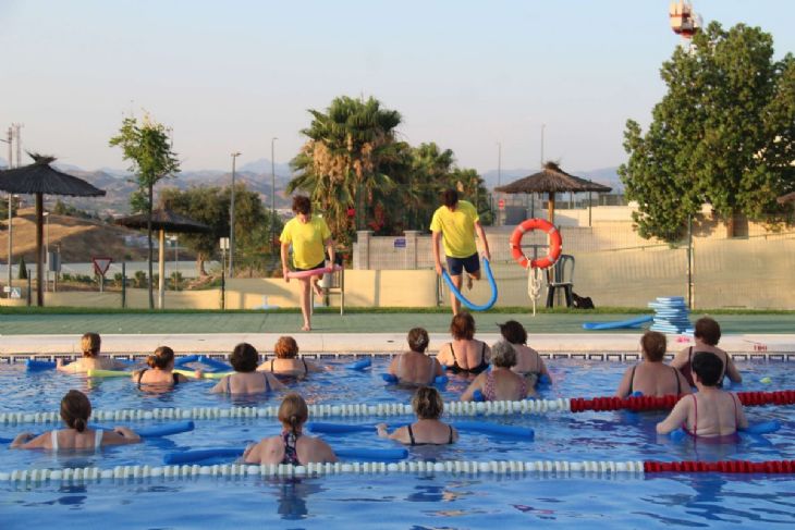 Autoridades municipales y bañistas en el arranque de la Campaña Municipal de Natación en una piscina de Cártama.