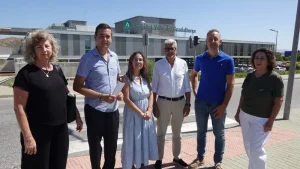 Representantes del PSOE de Málaga frente al Hospital Valle del Guadalhorce en Cártama el 5 de agosto de 2026