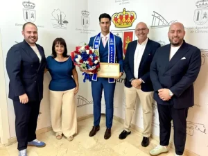 Pedro Cordero Infantes recibe el homenaje institucional del Ayuntamiento de Cártama tras ganar el Míster Supranational 2026