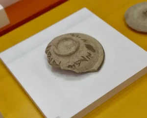 Plato ibérico con inscripción pintada en escritura ibérica, pieza del mes de agosto 2026 de la Colección Museográfica de Cártama