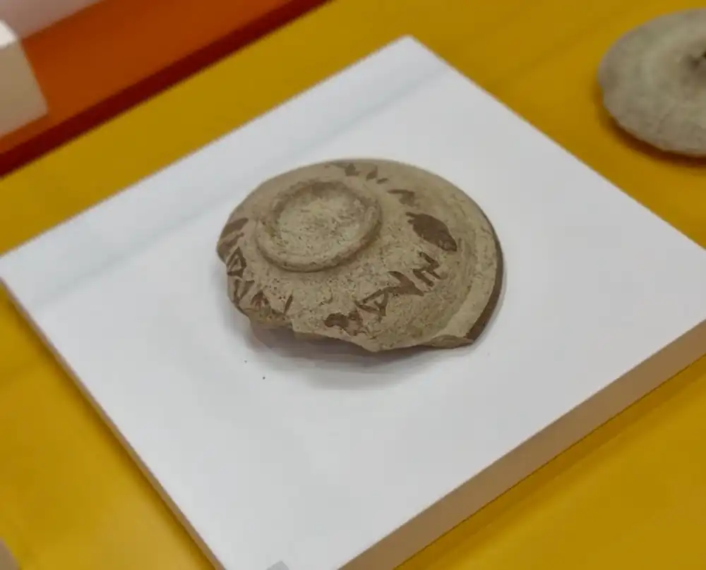 Plato ibérico con inscripción pintada en escritura ibérica, pieza del mes de agosto 2026 de la Colección Museográfica de Cártama