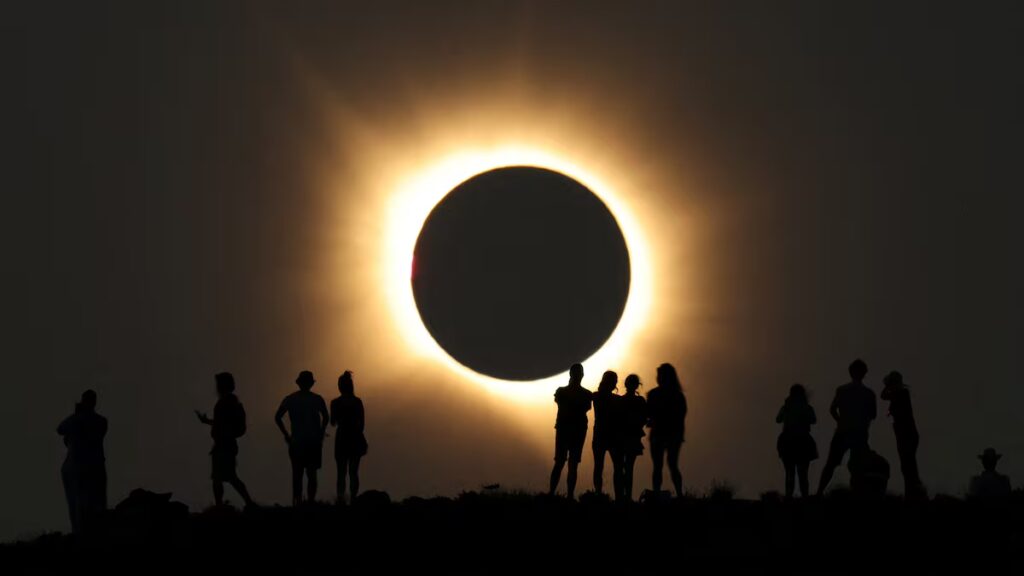 ¡El cielo de Cártama se oscureció a las ocho y media! La comarca vivió un eclipse histórico con el 95% del sol tapado
