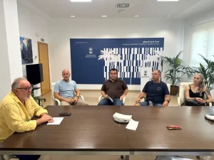 El alcalde de Alhaurín de la Torre junto a vecinos de la calle Rosario Pino tras el incendio en la caja eléctrica del 12 de agosto