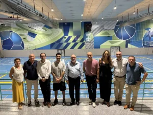 Mural de 600 metros cuadrados firmado por Víctor García (Play in Colors) en la pista central del Polideportivo El Limón de Alhaurín de la Torre