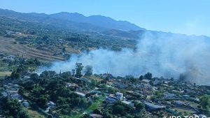 Columna de humo sobre el paraje Dehesa Alta de Cártama durante el incendio del sábado 29 de agosto de 2026