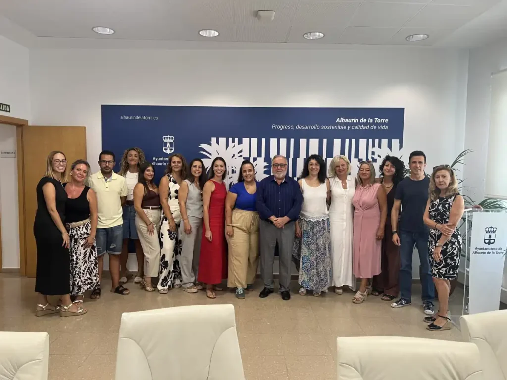 Los diez nuevos emprendedores del Vivero Municipal de Alhaurín de la Torre junto al alcalde Joaquín Villanova y la concejala María del Mar Martínez durante la firma de contratos el 11 de agosto de 2026