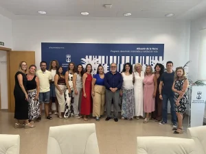 Los diez nuevos emprendedores del Vivero Municipal de Alhaurín de la Torre junto al alcalde Joaquín Villanova y la concejala María del Mar Martínez durante la firma de contratos el 11 de agosto de 2026