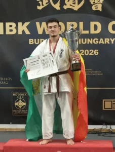 Jesús Medina Santos, campeón del mundo de karate kyokushin del Olavi Dojo de Alhaurín de la Torre, posa con su medalla de oro del Campeonato del Mundo IBK en Budapest (septiembre de 2026)