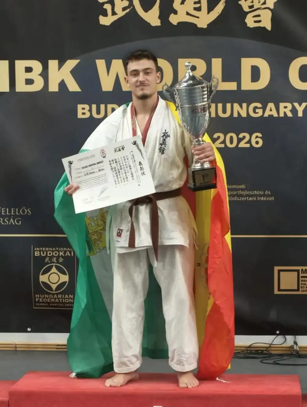 Jesús Medina Santos, campeón del mundo de karate kyokushin del Olavi Dojo de Alhaurín de la Torre, posa con su medalla de oro del Campeonato del Mundo IBK en Budapest (septiembre de 2026)