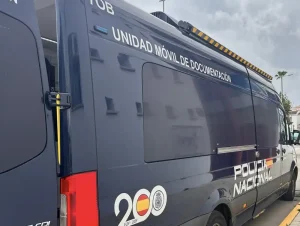 Unidad móvil de documentación de la Policía Nacional para expedir DNI y pasaporte en Cártama