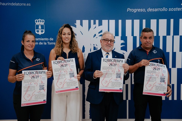 Sesión de equinoterapia con persona con diversidad funcional en el Centro Ecuestre Víctor López de Alhaurín de la Torre