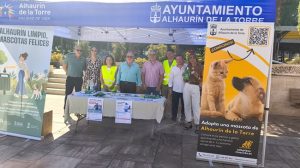 Mesa informativa de la campaña Alhaurín limpio mascotas felices en la Plaza de España de Alhaurín de la Torre