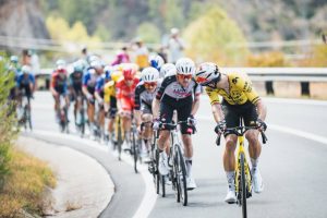 Pelotón de La Vuelta Ciclista a España pasando por una carretera de la provincia de Málaga