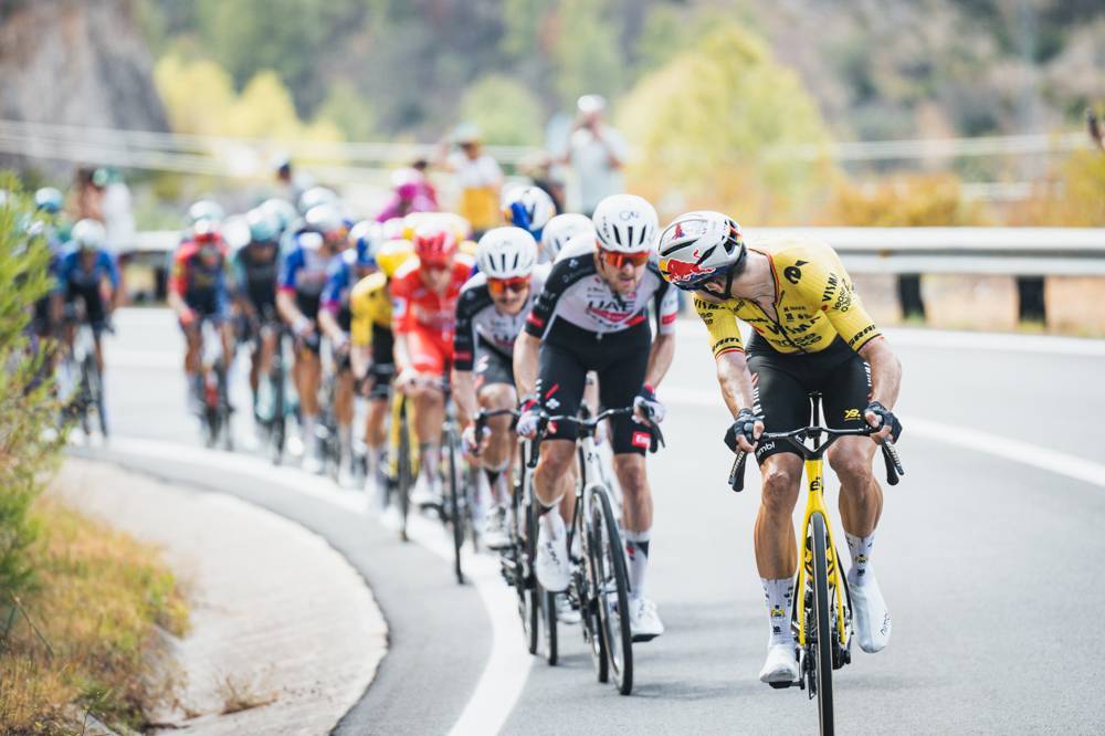 Pelotón de La Vuelta Ciclista a España pasando por una carretera de la provincia de Málaga