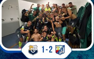 Jugadores del CF Motril celebran la victoria ante el Málaga Juniors en la jornada 3 de Tercera Federación (21 de septiembre de 2026)