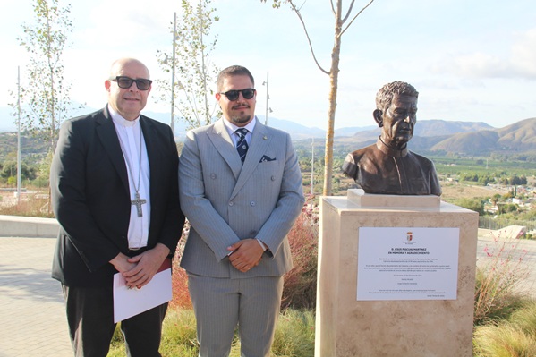 Bendición del busto de D. Jesús Pascual en Cártama, con el obispo José Antonio Satué y el escultor Juan José Postigo Lobato, el 15 de octubre de 2026