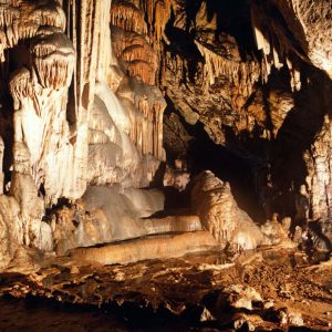 Interior de la Cueva de Ardales, con sus formaciones rocosas y el legado pictórico paleolítico que protagoniza las Jornadas Europeas de Patrimonio 2026 en Málaga