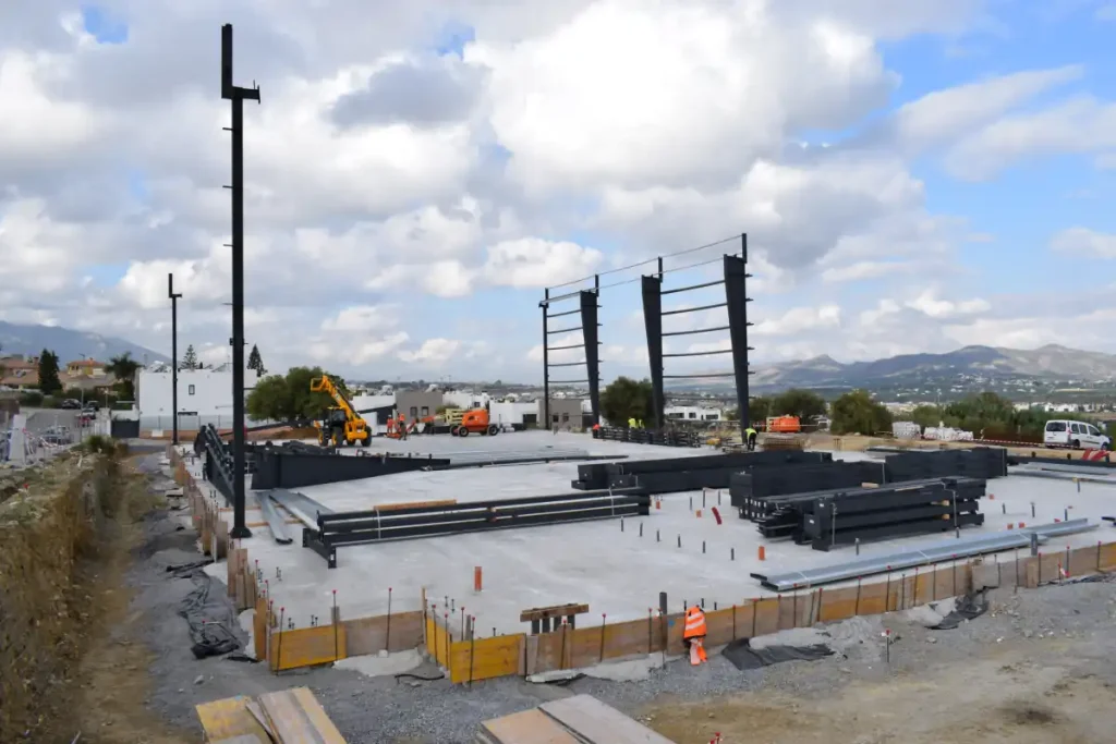 Estructura metálica en construcción del futuro Pabellón Deportivo Alberto Díaz de Alhaurín de la Torre
