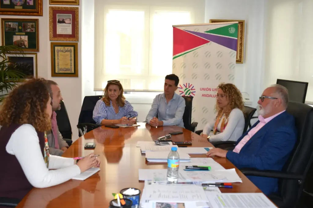 El alcalde Joaquín Villanova y Pepe Galván, secretario general de UATAE, firmando el convenio en el Ayuntamiento de Alhaurín de la Torre el 23 de octubre de 2026