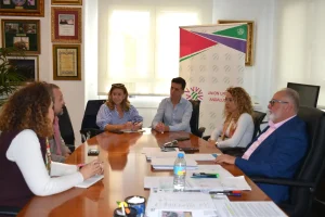 El alcalde Joaquín Villanova y Pepe Galván, secretario general de UATAE, firmando el convenio en el Ayuntamiento de Alhaurín de la Torre el 23 de octubre de 2026