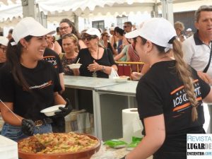 Repartición de 7.000 raciones de sopas perotas en la Plaza Baja de la Despedía de Álora durante el XXII Día de las Sopas Perotas del 3 de octubre de 2026