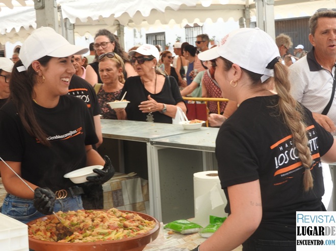 Repartición de 7.000 raciones de sopas perotas en la Plaza Baja de la Despedía de Álora durante el XXII Día de las Sopas Perotas del 3 de octubre de 2026