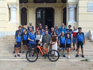 Participantes en la IV Jornada Ciclista Hospitalaria por el Día Mundial de las Personas Ostomizadas, con representantes del Ayuntamiento de Alhaurín de la Torre