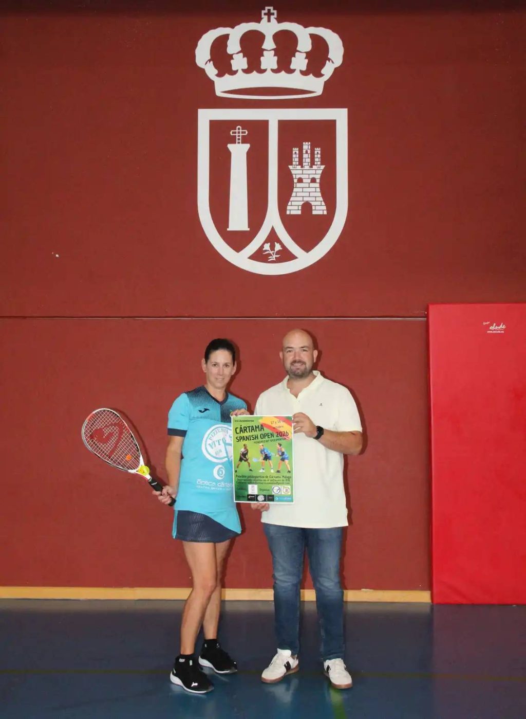 Jugadores de crossminton durante un partido en pista cubierta