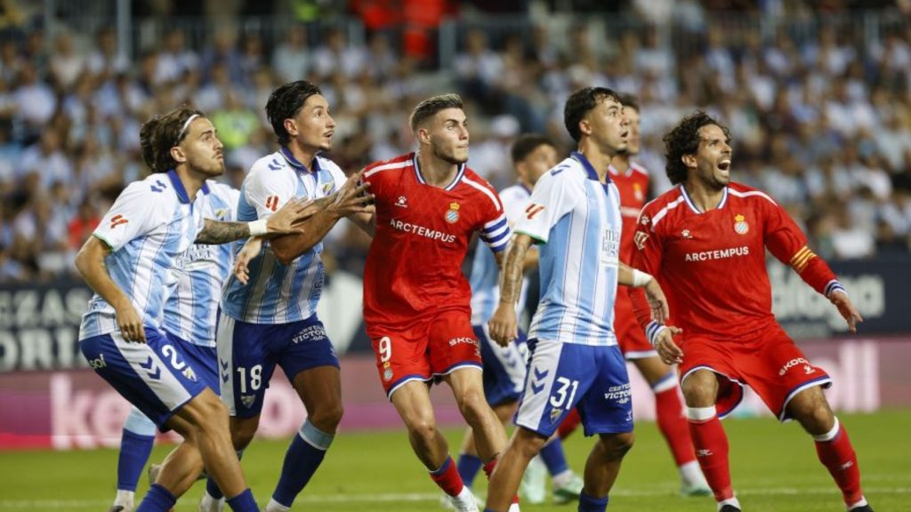 Jugadores de Málaga CF y RCD Espanyol en la jornada 8 de LaLiga EA Sports