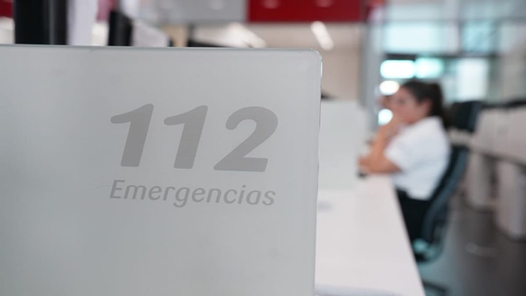 Servicio de emergencias en el lugar del accidente en la A-404 en Alhaurín el Grande