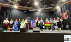 Actuación del III Festival Internacional de Folclore Ciudad de Alhaurín, con grupos de Bolivia, Valladolid, Alicante y locales en la Casa de la Juventud de Alhaurín de la Torre