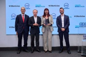 Representantes del Ayuntamiento de Cártama recogen el galardón en la sede de Atresmedia, Madrid