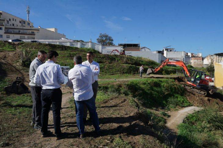 Inicio de las obras del nuevo parque junto al cuartel de la Guardia Civil en Coín